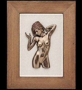 Nærbillede af kunstnerisk kvindefigur i ædelbronze i træramme